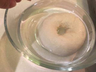 40、奶酪面包圈,将面包圈泡进碱液里