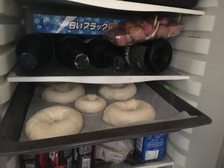 41、奶酪面包圈,泡过碱液的面包圈放入冷藏5分钟冷却干燥一下