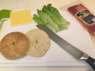 44、奶酪面包圈,可以变化做起司火腿面包圈！切开，加材料