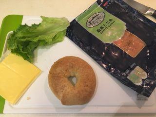 46、奶酪面包圈,或者起司三文鱼面包圈