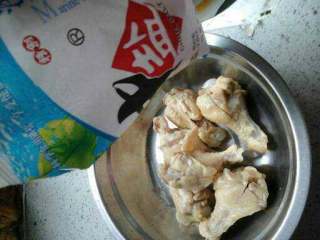 2、外脆内嫩KFC,放盐和酱油腌一下