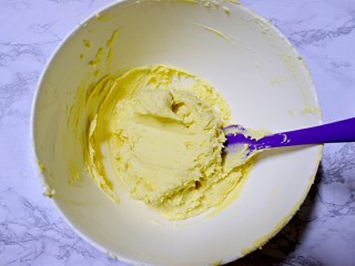 8、奶油曲奇,翻拌至无面粉颗粒即可