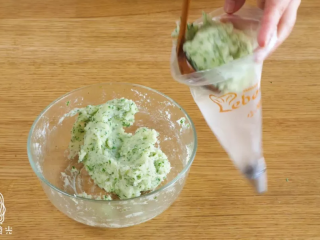 6、土豆曲奇12m+,将压好的泥装入裱花袋~