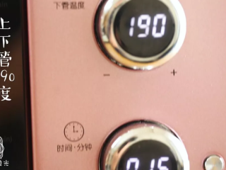 7、土豆曲奇12m+,烤盘放入烤箱，上下管190度，烤15分钟就好啦！