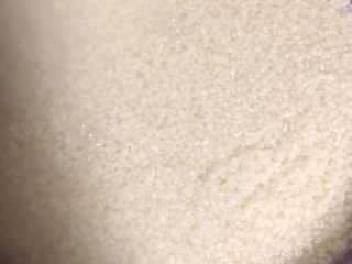 1、酒酿,糯米清水洗二遍再泡上水一般都是提前一天准备这一步。