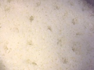 5、酒酿,这是蒸熟后的糯米的，如果不会辩别可以用手去拿一粒米来捏一下。如果中间没有硬状出现，那就说明糯米已经蒸熟了。