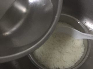 6、酒酿,用凉透的开水，或者矿泉水冲洗糯米，直到全部冷却为止。