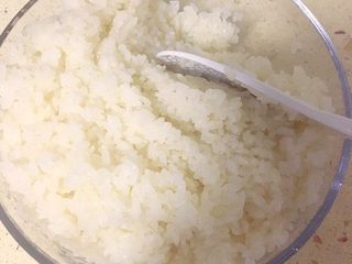 7、酒酿,把冷却的糯米，到一个干净无水无油容器里。