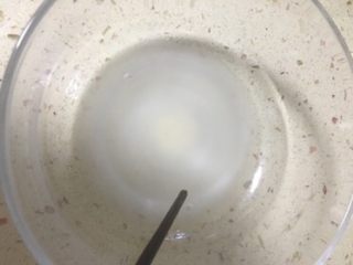 8、酒酿,曲酿粉倒入适量冷却开水里，用筷子将曲酿粉搅至融化。