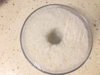 11、酒酿,盖上保鲜膜静置发酵，如果有。发酵箱的朋友可以直接放发酵箱里面45°，大概十个小时左右就可以了。不过现在天气比较炎热，放在室温里大概24个小时——36个小时也可以发酵完成。