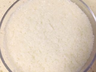 9、酒酿,将融化的曲酿粉液与冷却的糯米一起搅拌均压实，如图。