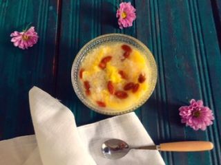 13、酒酿,第一次一定要用水烧开，再把所有的糯米就放进去煮一下，烧开，如果吃不掉，再捞一半起来凉透以后，放在冰箱里可以储存三到五天吧，不过这种东西还是尽快食用比较好。美美的糯米酒是不是诱惑到你啦