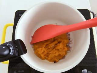 4、宝宝辅食：南瓜田园焗意面,再加入步骤2中准备好的南瓜泥，把南瓜泥稍加翻炒几秒。
