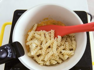 6、宝宝辅食：南瓜田园焗意面,加入步骤4中的意面，一起搅拌均匀即可，关火。此时可加少许盐（可不加）搅拌调味。到这一步，宝宝直接食用也是可以的哈