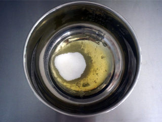 1、柠味费南雪,将细砂糖、蜂蜜加入到2个蛋白中，搅打至糖融化。