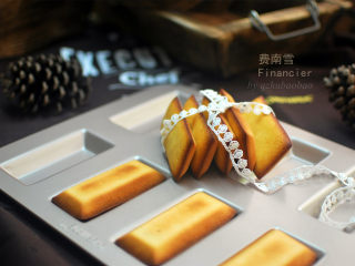 2、柠味费南雪,出炉后立即脱模冷却，冷藏后食用口感更佳。