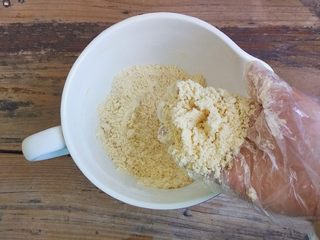 4、蜂蜜焦糖核桃派,用把面粉和黄油搓成粗粒，不要过度搓，只需黄油跟面粉均匀混合就可（个人觉得带手套比较好操作）