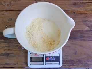 5、蜂蜜焦糖核桃派,把牛奶到入粗粒面粉中，用手揉成团