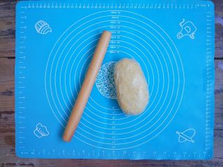 7、蜂蜜焦糖核桃派,保鲜膜包裹好，放入冰箱中冷藏1小时，松弛下