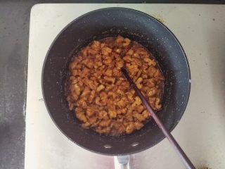 12、蜂蜜焦糖核桃派,再倒入切碎核桃仁，让核桃仁挂上焦糖