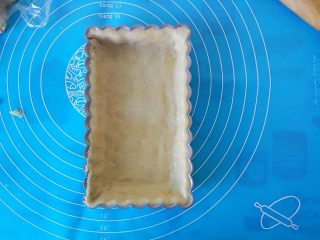 14、蜂蜜焦糖核桃派,把面皮填入派盘中，去掉多余的面皮