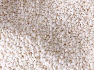 1、紫米酒酿,准备白糯米