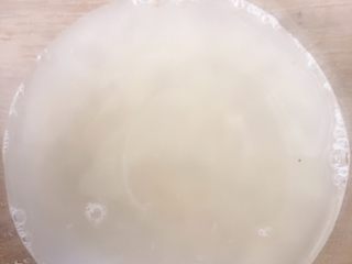 7、紫米酒酿,半袋酒曲加适量的矿泉水搅拌均匀