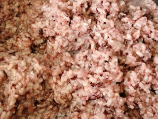 8、紫米酒酿,拌入凉到手温的糯米当中