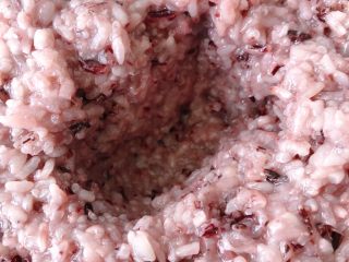 9、紫米酒酿,放入你准备好的容器中，中间挖个洞