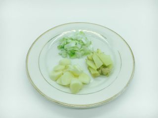 4、油焖糖醋大虾,准备好佐料。