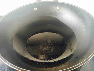 6、油焖糖醋大虾,锅热后放适量的油。