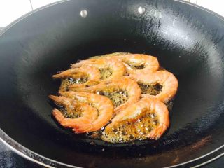 7、油焖糖醋大虾,当油温六成热时放入鲜虾，把两面炸成金黄色。