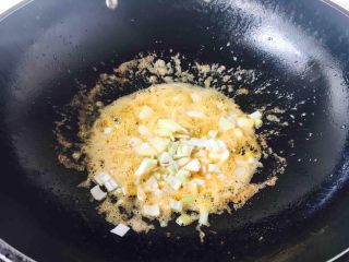 9、油焖糖醋大虾,锅里留底油，放入葱姜蒜佐料暴香。