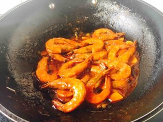 12、油焖糖醋大虾,翻炒均匀焖1分钟左右即可。