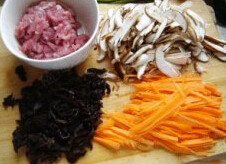 1、鱼香肉丝盖浇饭,秋木耳、香菇、胡萝卜洗净后切丝，猪瘦肉切丝，葱切葱段，蒜，姜切末