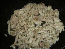 2、鱼香肉丝盖浇饭,猪肉加淀粉料酒抓匀后倒入油锅划散，加蒜，姜末炒香