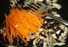 3、鱼香肉丝盖浇饭,将木耳丝、香菇丝倒入翻炒片刻后，倒入胡萝卜丝