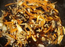 4、鱼香肉丝盖浇饭,依次加入盐、白糖、醋、生抽、水，盖锅盖焖煮片刻