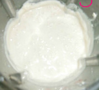 1、椰汁香芋芝士蛋糕 ,把软化的奶油奶酪和香芋、椰浆及动物性淡奶油进料理机打匀，倒进大碗中；