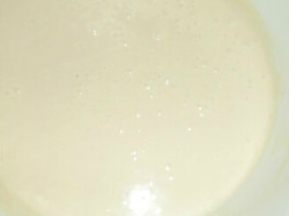 3、椰汁香芋芝士蛋糕 ,再加入过筛的低筋面粉拌匀，即为奶酪蛋黄糊；