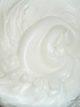 4、椰汁香芋芝士蛋糕 ,在蛋白中分次加入30g砂糖用电动打蛋器打发至硬性发泡，即为蛋白霜；