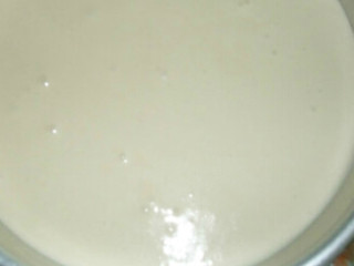 5、椰汁香芋芝士蛋糕 ,把蛋白霜分3次加入到奶酪蛋黄糊中，第三次时倒入到蛋白霜中，切拌均匀，即为芝士蛋糕糊；