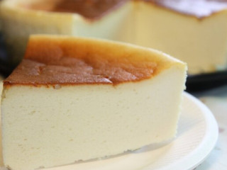 6、椰汁香芋芝士蛋糕 ,把芝士蛋糕糊倒入模具中；放在预热的烤箱中，盛放的烤盘中注入适量的清水，约180度50分钟，即可出炉