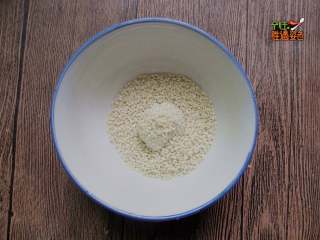 6、干吃汤圆,另一个汤圆裹上一层熟芝麻