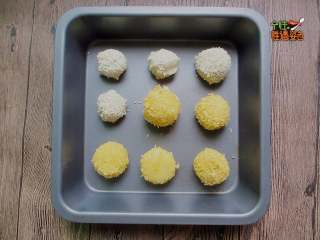 9、干吃汤圆,用牙签在买个汤圆上炸一个洞,放入烤箱,180度烤十分钟