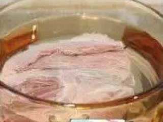 1、麻辣牛肉丝,牛肉洗净，不用切块，放进清水里