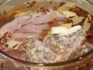 2、麻辣牛肉丝,加入卤料包和姜、花椒，水开后，煮15-20分钟。