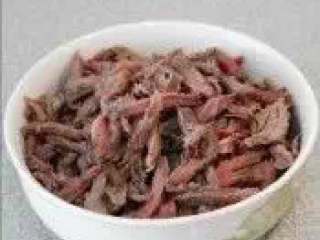 3、麻辣牛肉丝,凉一些后，用手撕成小条。