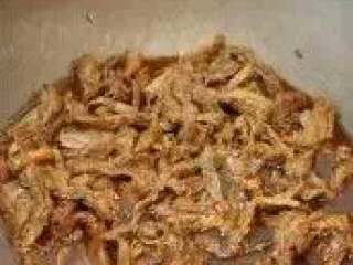 4、麻辣牛肉丝,倒入半罐可乐，烧开后，焖10分钟左右。