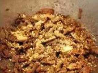5、麻辣牛肉丝,汁烧干后，关火，放入花椒粉、辣椒粉、孜然粉和熟芝麻，拌匀即可。